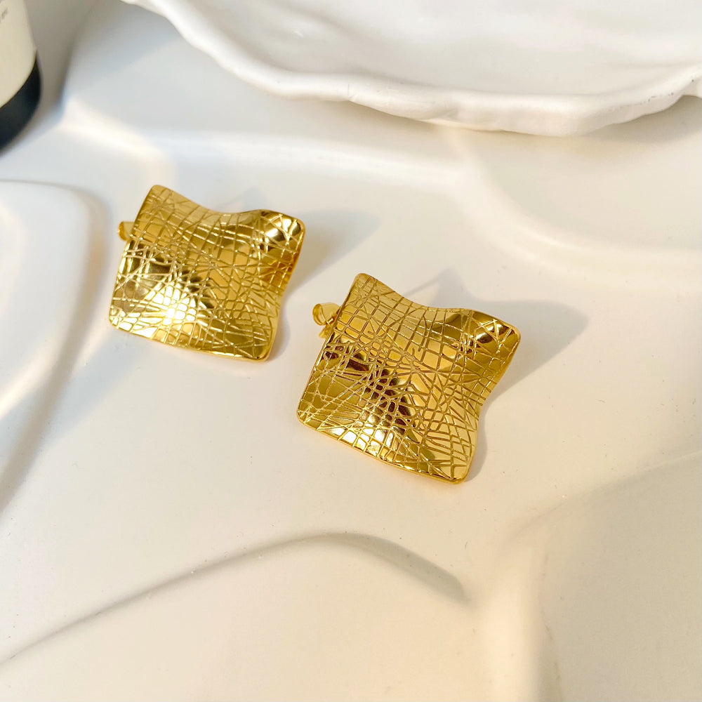 SQUARE CREASE STUD EARRINGS